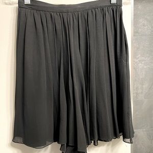 Oleg Cassini silk shorts. Size 4. Velcro closing.